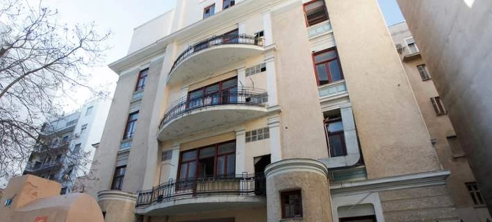 Τι είναι ο «Τοίχος της Καλοσύνης» που υπάρχει σε εγκαταλελειμμένο κτίριο στο κέντρο της Αθήνας [εικόνες]